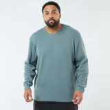 Sweater de punto gofrado, color azul verdoso, de manga larga y cuello redondo.