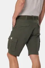 Bermuda cargo gris con cinturón, confeccionada en tejido de algodón con elasticidad, con bolsillos laterales y detalles en bolsillos traseros con solapa.