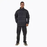 Campera polar con cierre frontal completo, confeccionada en tejido exterior tipo punto con estampado geométrico en tonos oscuros. Cuenta con cuello alto, bolsillos laterales y un bolsillo vertical en el pecho con cierre, además de un parche con el logo de la marca.