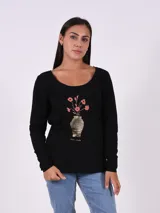 Remera negra de manga larga con cuello redondo y estampado de un jarrón con flores.