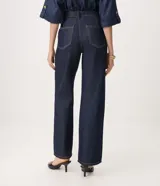 Pantalón de jean azul oscuro de corte recto y tiro alto, inspirado en la sastrería. Presenta pinzas delanteras, bolsillos funcionales y pretina con pasacintos.