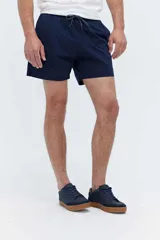 Short de baño de color marrón con textura en relieve, cintura elástica con cordón ajustable, bolsillos laterales y bolsillo trasero con detalle de la marca.