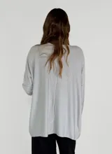 Sweater celeste de tejido de punto con escote en V y mangas largas.