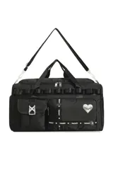 Bolso deportivo tipo duffel bag negro, con múltiples bolsillos frontales con tapa y correas ajustables. Incluye un dije de corazón blanco y cintas con la palabra "TRENDY" repetida.