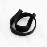 Correa para lentes color negro, de diseño minimalista y flexible.