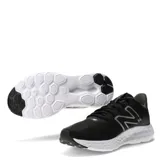 Championes New Balance modelo 411 V3, color negro con detalles en gris y suela blanca. Presentan un diseño de malla transpirable, cierre con cordones y logo lateral característico de la marca.