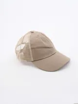 Gorra tipo trucker color beige con frente de algodón y parte trasera de malla transpirable.