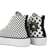 Championes Converse Chuck Taylor All Star Lift con plataforma, capellada de lona color blanco con estampado de lunares negros y logo de la marca en el lateral.