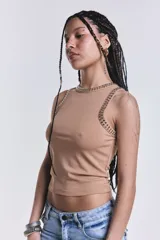 Musculosa camel de tejido rib, al cuerpo, con detalles de tachas metálicas aplicadas en el cuello y las sisas.
