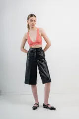 Soutien de encaje color coral, con diseño de espalda nadadora y elástico en el bajo busto para una sujeción cómoda.