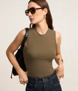 Musculosa de rib en color celeste, con cuello redondo y textura acanalada, de corte ajustado al cuerpo.
