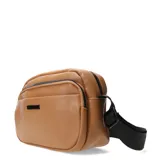 Bandolera de ecocuero color tostado con diseño compacto y funcional. Cuenta con compartimento principal con cierre, bolsillo frontal y bolsillo posterior antirrobo. Incluye correa ajustable de cinta negra y logo de la marca aplicado en el frente.