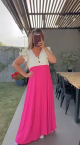 Vestido largo de morley combinado en dos tonos, con mangas cortas con volados y botones decorativos.