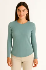 Remera de manga larga, color verde azulado, con tejido acanalado y cuello redondo a la base.