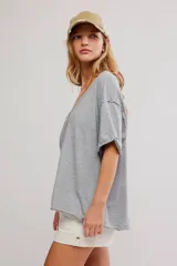 Remera de algodón celeste, de corte oversize con escote en V amplio y mangas cortas caídas.