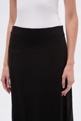 Falda larga negra de viscosa, con corte evasé y una abertura lateral.