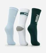 Pack de tres pares de medias de caña larga marca Puma, confeccionadas en algodón suave y respirable. El set incluye un par celeste, un par blanco con detalles en verde y un par verde oscuro, todos con el logo de la marca estampado.
