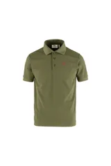 Chomba de piqué color naranja con cuello clásico, manga corta y logo bordado en el pecho.