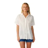 Camisa de manga corta blanca con bordados al tono y diseño calado de puro algodón, con cierre frontal de botones y terminación inferior ondulada.