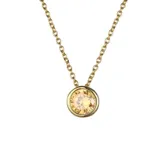 Collar de cadena fina con dije de punto de luz circular que contiene una circonita verde engastada en acero quirúrgico con baño de oro.