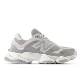 Championes New Balance modelo U9060ERD, unisex, color gris con detalles en blanco, confeccionados en gamuza y malla, con logo "N" característico en los laterales y entresuela ABZORB.