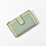 Billetera color verde con cierre de broche y compartimentos internos.