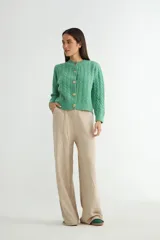 Pantalón de punto de corte ancho y tiro alto, con cintura elástica y bolsillos laterales.
