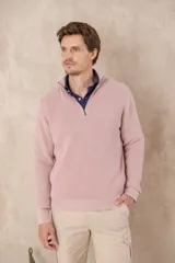 Sweater rosa de punto con medio cierre, confeccionado en algodón pigmentado. Diseño de cuello alto con cierre metálico y mangas largas. Corte recto.