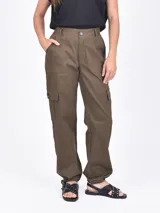 Pantalón cargo color verde militar, con bolsillos laterales, bolsillos cargo en los muslos y ajuste con cordón en los tobillos.