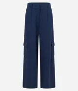 Pantalón recto de cintura baja, confeccionado en punto roma con rayas verticales en hilo teñido. Presenta trabillas en la cintura, cierre tradicional, pliegues, bolsillos cargo laterales y bolsillos falsos atrás.