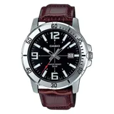 Reloj analógico Casio con caja de acero inoxidable plateada, esfera negra con números e índices luminiscentes, ventana de fecha y correa de cuero marrón con textura de cocodrilo.