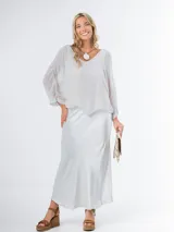Blusa color gris claro de seda italiana, talle único oversized, con forro elastizado, mangas 3/4 y escote en V.