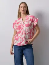 Blusa estampada marca Alex & Parker, con cuello a la base y escote en V.