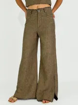 Pantalón de tiro alto color ladrillo, de corte palazzo con aberturas laterales en el ruedo y terminación desflecada.