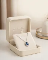 Collar de plata 925 con cadena fina y dije en forma de lágrima, con un cristal central azul zafiro rodeado por pequeñas circonias brillantes.
