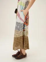 Vestido midi de tirantes finos con diseño de patchwork que combina diversos estampados como rayas, cuadros, animal print y motivos abstractos. Presenta un corte recto y fluido con un panel inferior en estampado de leopardo.