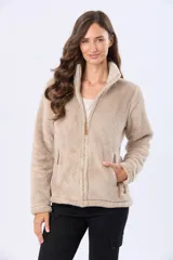 Campera de sherpa color beige con cierre frontal, cuello alto y bolsillos laterales con detalles en cuero sintético.
