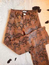 Pantalón de cuero vacuno negro, de tiro alto y corte recto con aberturas laterales en los bajos.