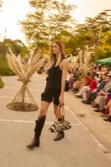 Vestido corto sin mangas de tejido de punto con lúrex, cuello a la base y apliques decorativos en forma de flores a lo largo de la prenda.