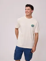 Remera color crema de corte holgado con estampado circular en el pecho.