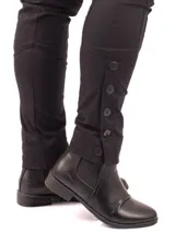 Pantalón de montar negro tableado, de corte ajustado y tiro alto, con detalles de botones en el tobillo.