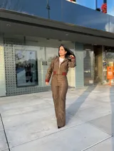 Pantalón marrón de cuero sintético con bolsillos laterales y corte recto.