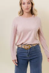 Buzo de punto color beige melange, de manga larga, cuello redondo y corte recto.