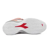 Championes de tenis para mujer Diadora modelo Torneo Clay, con capellada blanca y detalles en rojo y gris. Poseen suela de goma diseñada para superficies de polvo de ladrillo y cierre mediante cordones.