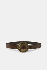 Cinturón de 3,5 cm de ancho confeccionado en piel 100% color marrón, con textura granulada y hebilla metálica redonda con diseño labrado.