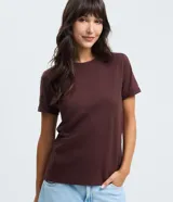 Remera básica de cuello redondo y manga corta con detalle de dobladillo, confeccionada en algodón suave.