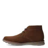 Botas tipo chukka de hombre marca Freeway, confeccionadas en gamuza color taupe, con cierre de cordones y suela de goma antideslizante.