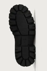 Mocasín negro de estilo casual, con detalle de antifaz en el empeine, horma redonda y suela gruesa track con volumen.