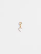 Dije con forma de diamante blanco con borde dorado y gancho metálico dorado.