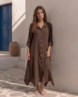 Vestido camisero largo y amplio, color rojo, de manga larga con presilla para arremangar, cuello camisero y cierre frontal con botones de nácar.